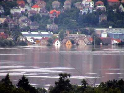 Zaplaven Radotn, pohled z horn Zbraslavi - 14-08-2002 (16 kB)