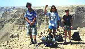 Moji kamardi-horolezci Zachar a Igor s ptelkyn na vrcholu hory Jiaj (8 kB)