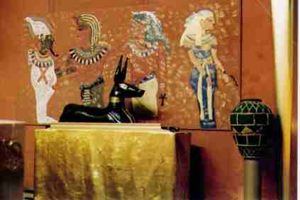 Socha boha Anubis z Tutanchamnova hrobu (9 kB)