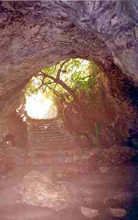 Vchod pi pohledu z jeskyn Mearat HaTeomim (10 kB)