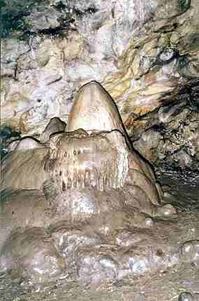 Pesto e je jeskyn voln pstupn, velk krpnky jsou nepokozeny (15 kB)