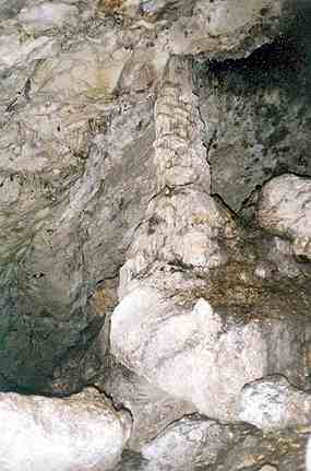 Tlust a vysok stalagmit, kter je znm jako Chamdanv sloup (15 kB)