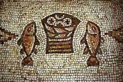 Starovk mozaika, nalezen na mst starovkho kostela rozmnoen chleb a ryb (19 kB)