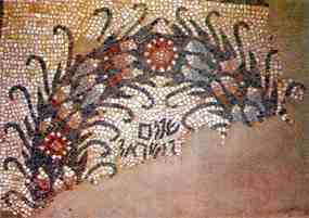 Mozaika ze synagogy v Usfija - npis 'Mr pro Israel' (8 kB)