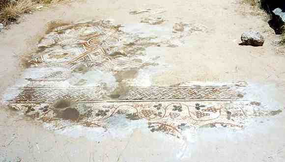 Ruina hostince v Churbat Chanut - mstnost s odkrytou mozaikou (17 kB)