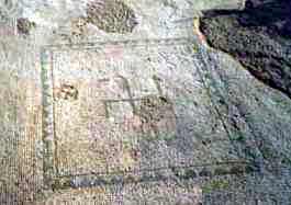 Mozaika ze star synagogy se svastikou - dnes pod mlad mozaikovou podlahou (8 kB)