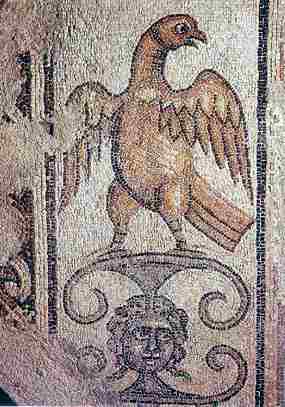 Orel na mozaice ze synagogy v Jafija (17 kB)