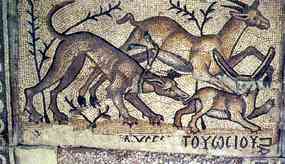 Lovecký pes s obojkem pronásleduje na mozaice v Kisufim zajíce a gazelu (10 kB)