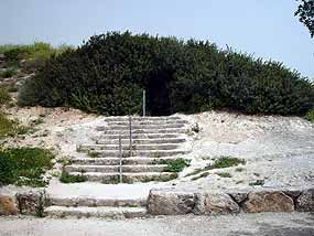 Sidonsk hrob je ukryt ve svahu pahorku (12 kB)